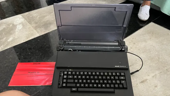 Máquina de escrever elétrica- olivetti PRAXIS 20