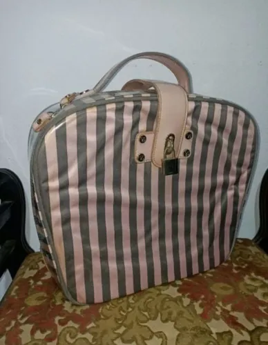 Frasqueira Victorias Secret listrada
