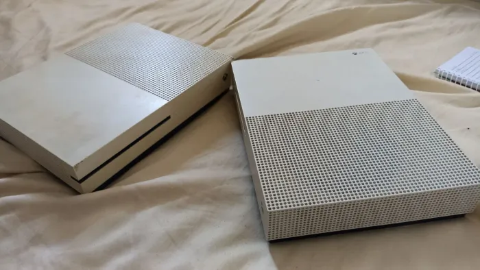 2 XBOX ONE S (RETIRAR PEÇAS)