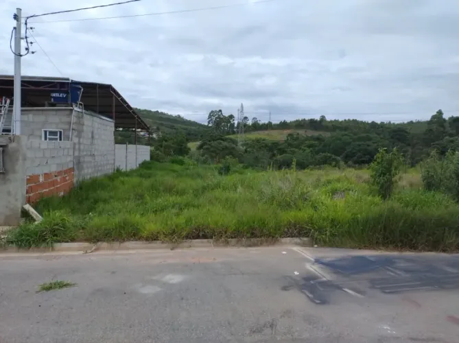 Excelente terreno de 200m² á venda no Bairro Jardim Imperial em Poços de Caldas MG.