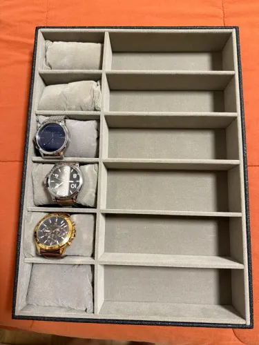 Vendo relógios (acompanha porta relógios e óculos)