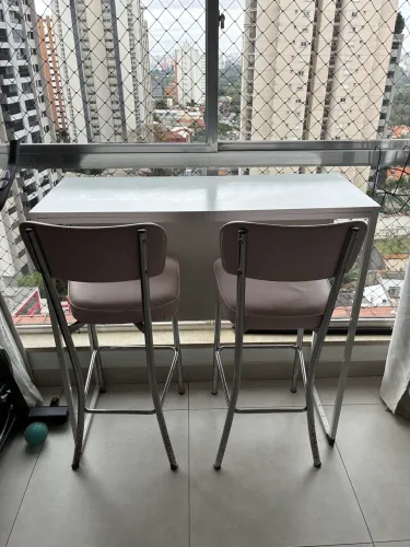 Mesa alta com banquetas de brinde