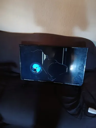 Vendo smart tv ?ed 32 para aproveitar peças.  Ela caiu e danificou tela