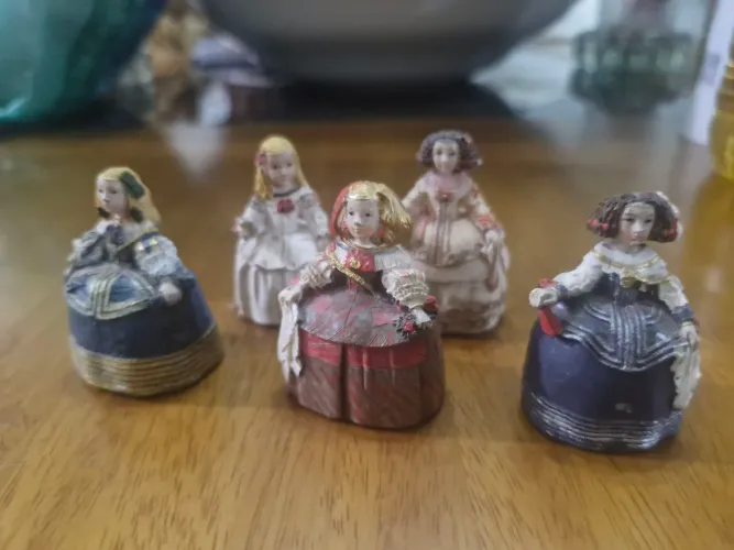 Coleção estatuetas - Meninas - resina - aprox 4.5cm