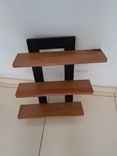 prateleira suspensa de estrutura estilo industrial