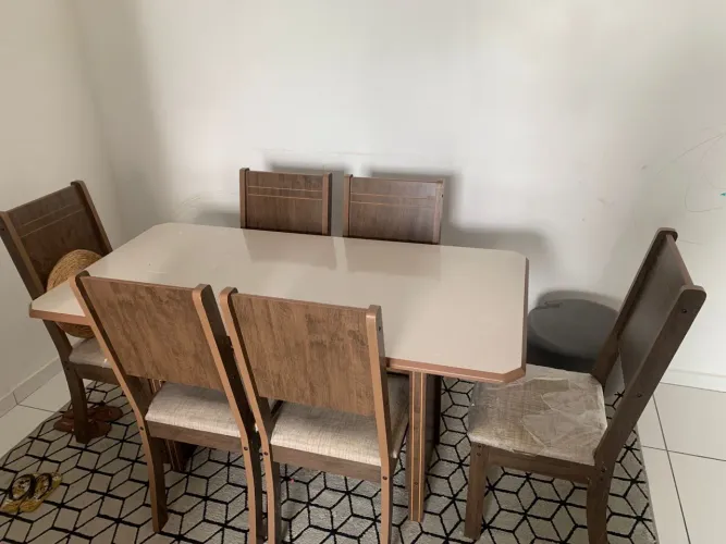 Mesa com 7 cadeiras