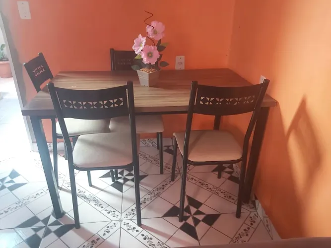Mesa e cadeiras