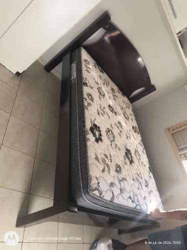 Cama casal de madeira