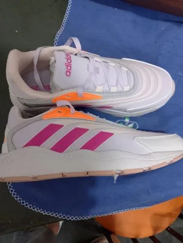 Tênis Adidas original feminino na caixa.