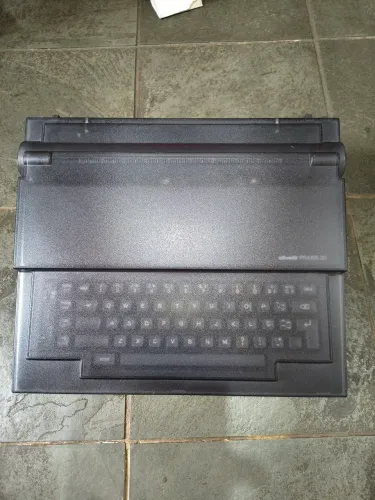 Vendo máquina de escrever Olivetti elétrica 