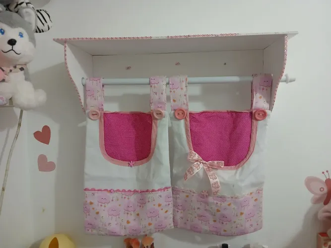 Porta fralda de parede com varão e 2 porta fraldas tecido
