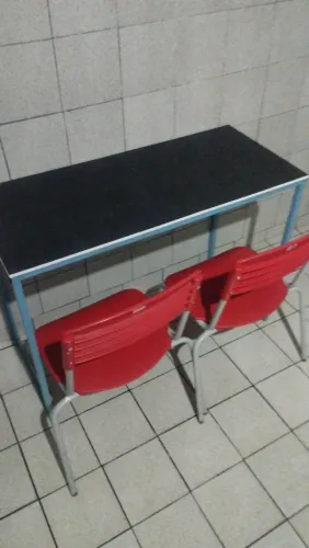 Vendo mesa para estudo com duas cadeiras
