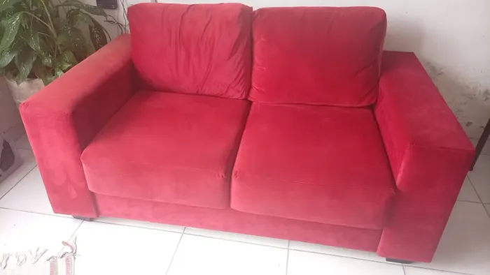 SOFÁ DE DOIS LUGARES,E DUAS POTRONAS.