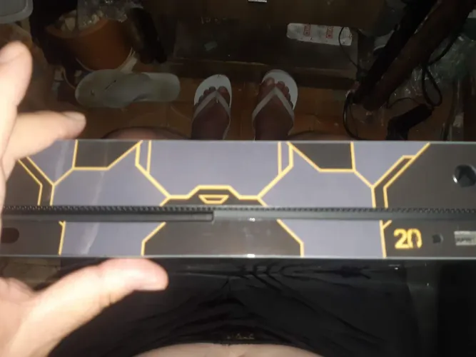 Xbox one x com caixa batendo serial