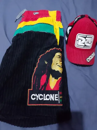 Tô vendendo kit short veludo e boné ciclone 100 % original