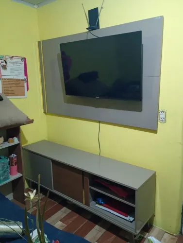 Rack e painel semi novo, sem marca de uso