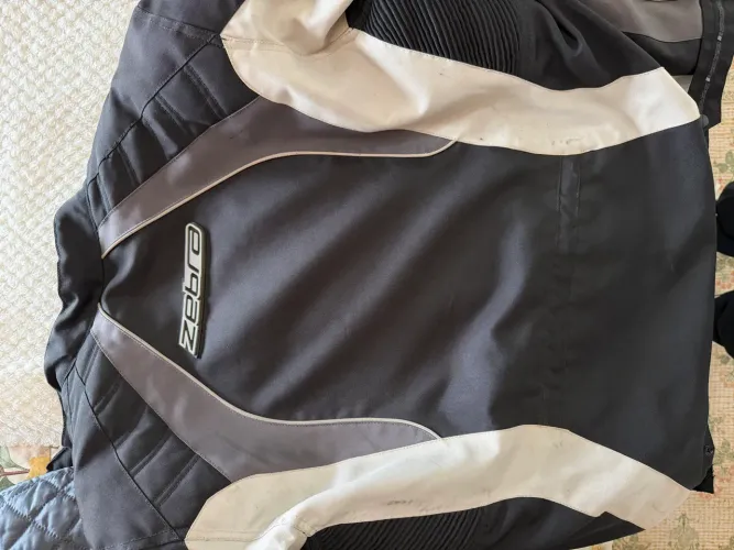 Jaqueta zebra com forro e proteção coluna e cotovelo 
