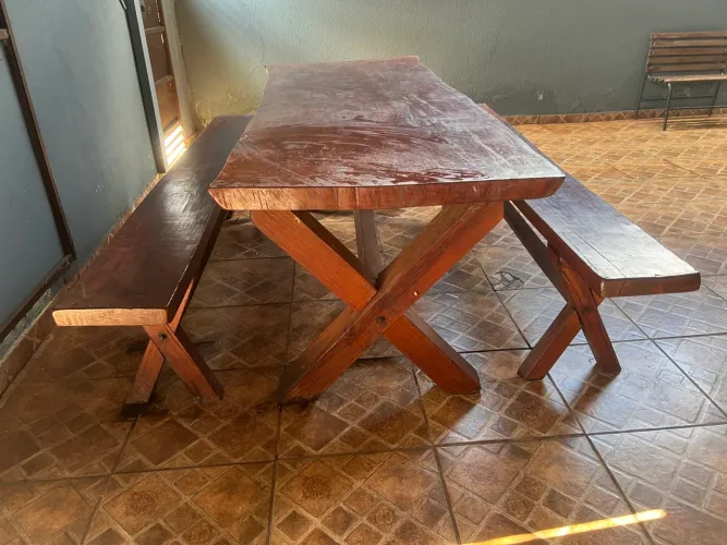 Mesa em madeira rústica com bancos