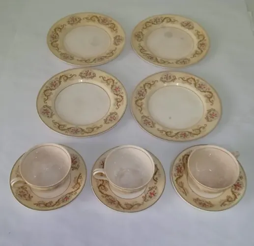 Conjunto de Porcelana Inglesa Pareek Johnson Bros 04 pratos e  03 xicaras com pires