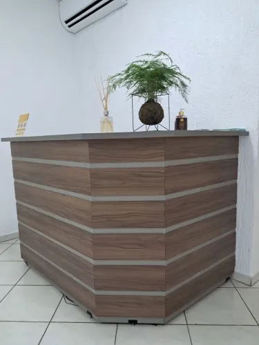 Balcão/Recepção em Madeira - Ótimo Estado