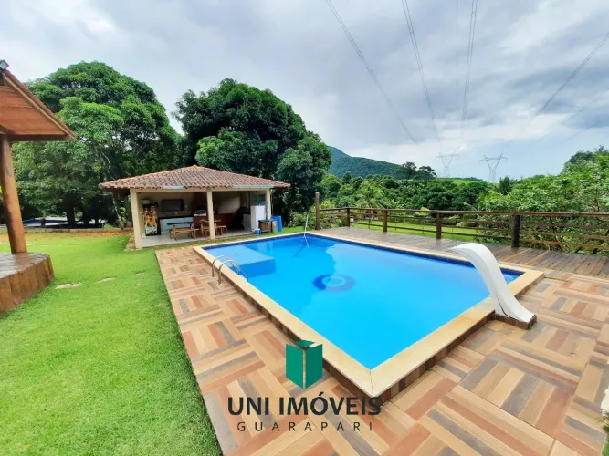 Chácara com 2 casas mais casa de caseiro, área de lazer, 10.000M² a venda na zona rural de
