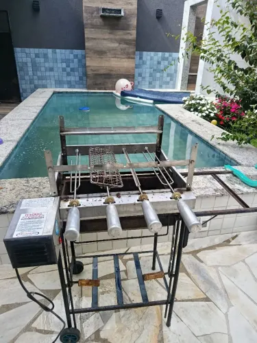 Churrasqueira ferro fundido com grill giratório inox 