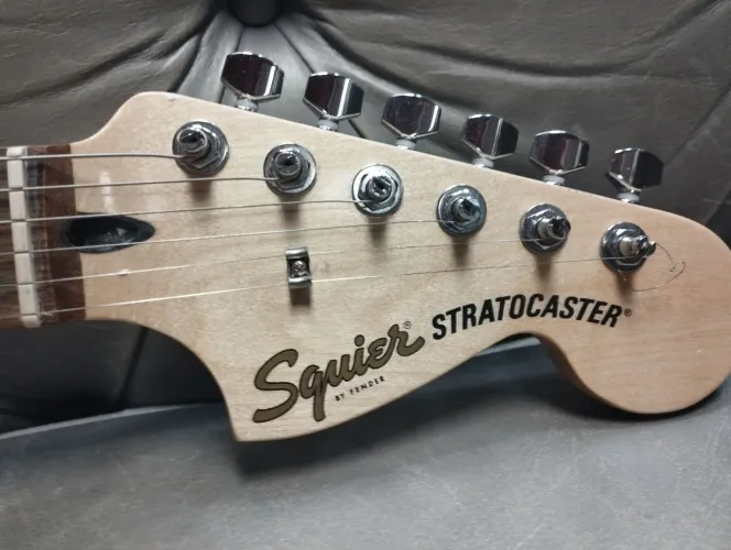 Guitarra Squier HSS super nova (Somente venda) estado de zerada