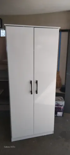 Armário 2 porta. 4 prateleiras e 1 vasolreiro. Ótimos estado.. 