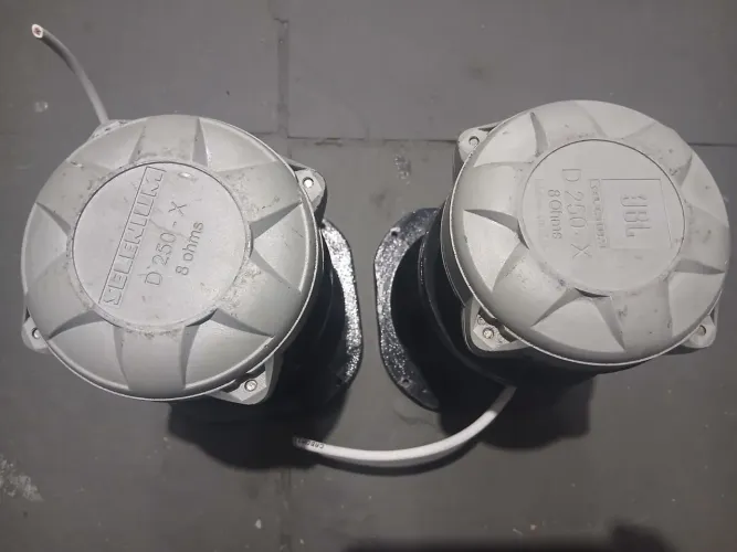 Corneta D250x com cone de alumínio - 250,00 o par