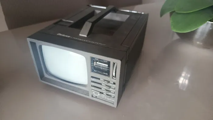 Mini tv com rádio pra decoracao