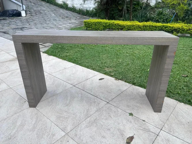 Mesa/Aparador em Madeira com Fórmica Amadeirada