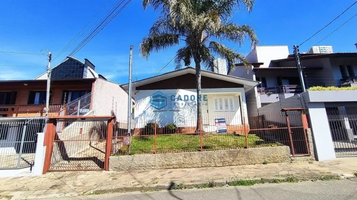 CASA TRÊS DORMITÓRIOS UNIVERSITÁRIO