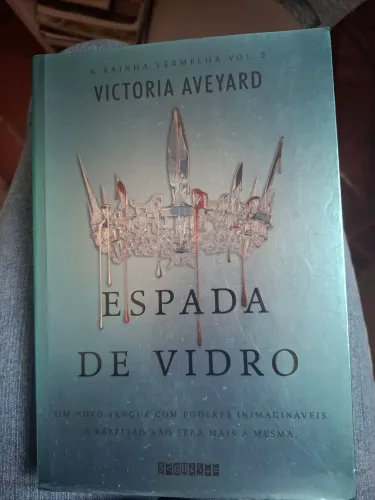 Livro Espada de vidro (Victoria Aveyard)