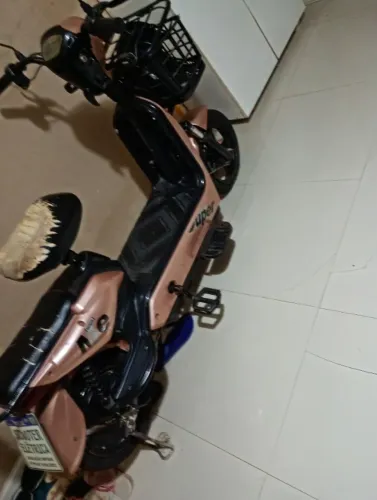 Vendo Moto elétrica, está com defeito, comprar uma bateria extra, pneus.