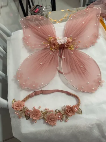 Vestido mãe e filha com asa de borboleta e tiara 