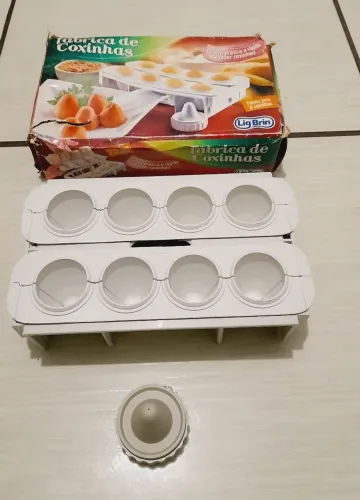 Model Forminha para fazer coxinha. Difícil de achar. Novo só a caixa que tá desgastada. 