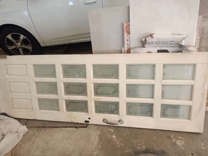Porta usada com detalhes em vidro jateado