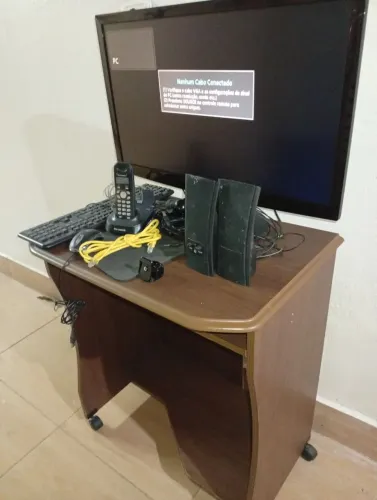 Monitor de Pc 22plegadas com mesinha inclusa