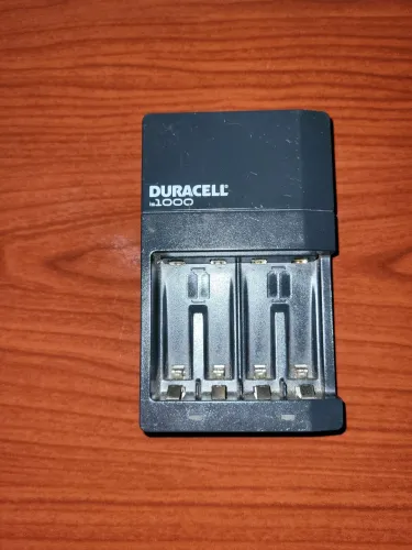 Carregador de Pilhas AA e AAA DURACELL 1000 ( SÓ RETIRADA ).
