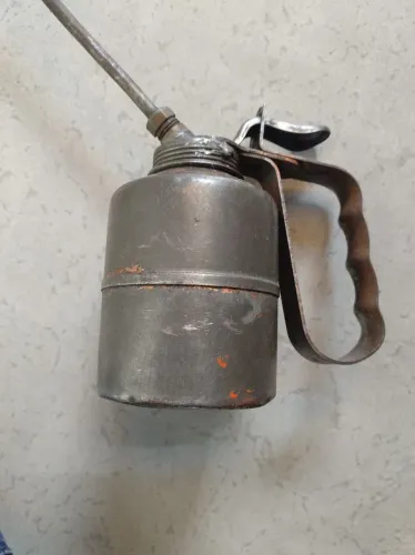 Lata de óleo antiga e vintage 