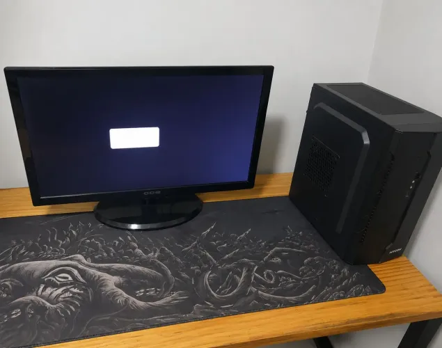 Mini tv/monitor e PC simples( vende-se separado também)