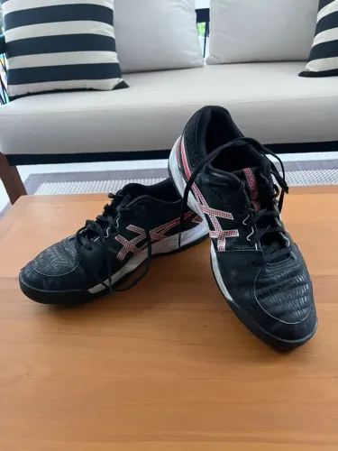 Tênis/Chuteira de Futsal Asics Gel Backhand - Tamanho 40.0, Preta e Vermelha