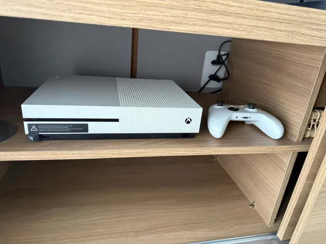 Xbox one s 512gb ótimo estado com caixa do minecraft