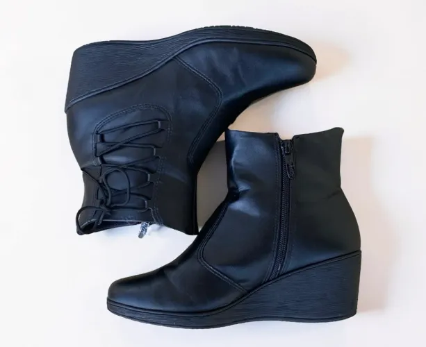 bota feminina de couro sintético marca piccadilly tamanho 35