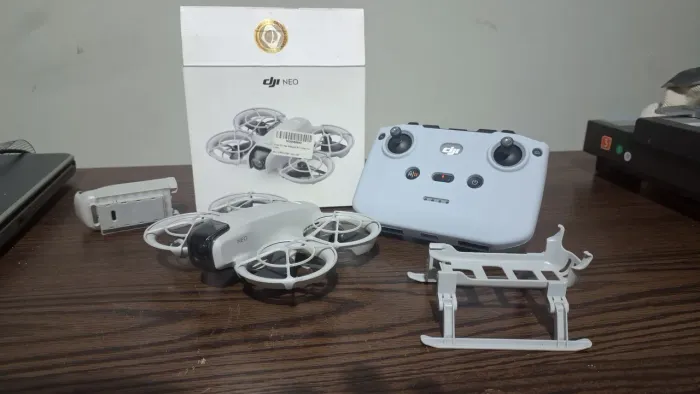Drone DJI NEO + Controle RC-N3 4k só 12 voos c/ trem de pouso, hélices extra Rádio RCN3