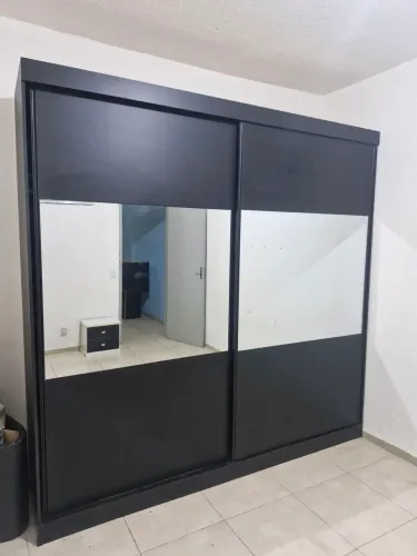 Guarda-roupa preto LINDO com espelho