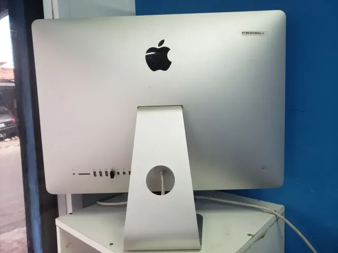 Imac A1418 funcionando muito bem com uma tela gigante 