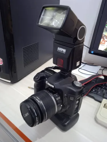 vendo maquina profissional canon 50d nova com lente glip 2 bateria e flaz