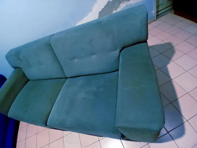 Sofá 3 lugares cinza suede super novo e macio, e confortável,pés cromados metal R$450, urg