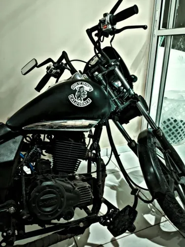 Dafra Kansas 150 customizada estilo sons of anarchy 